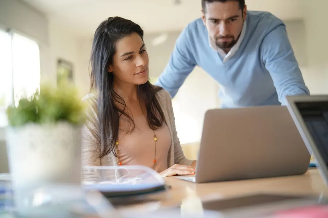 Optimización de la Velocidad y Rendimiento Hombre trabajando en la optimización de la velocidad y el rendimiento de un sitio web peruano.