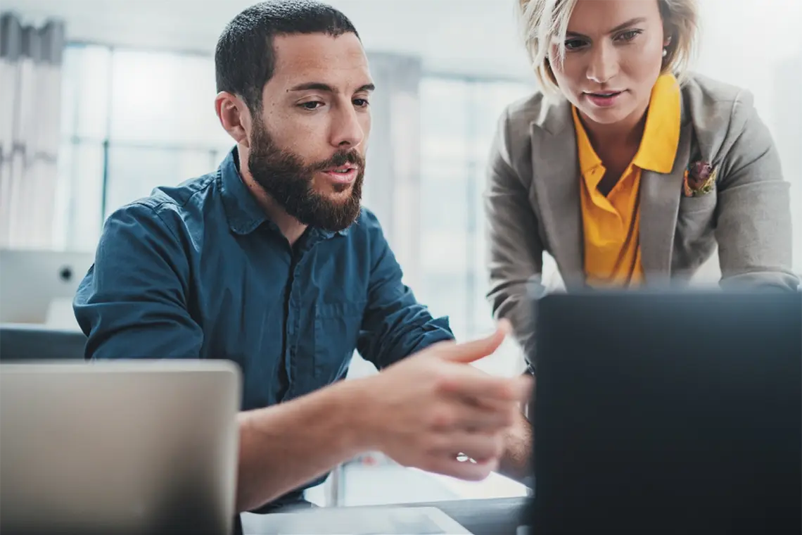 Esquema que muestra cómo un diseño web responsive se adapta a diferentes dispositivos.