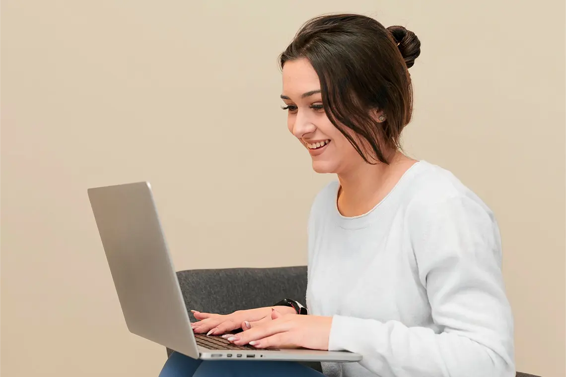 Visualización de herramientas y estrategias SEO de Ampay Digital transformando un engranaje simbolizando como se Potencia tu Negocio.