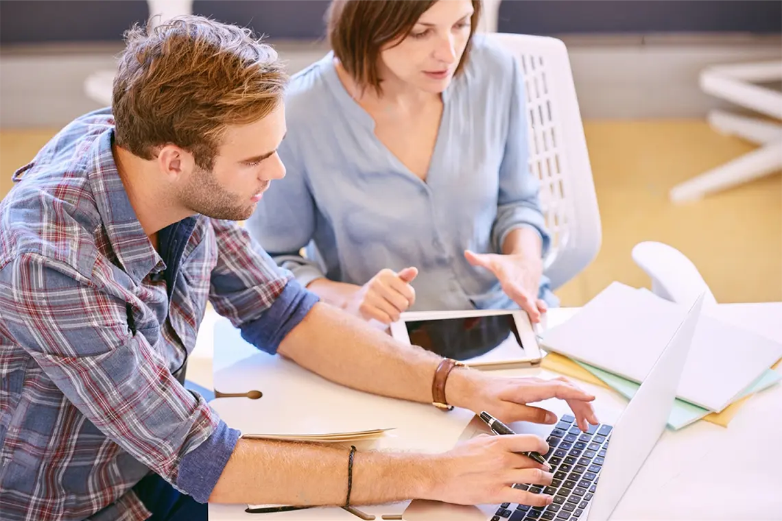 Herramientas SEO para enlaces internos El marketer, frente a su laptop, analizando y optimizando los enlaces internos con la ayuda de herramientas SEO.