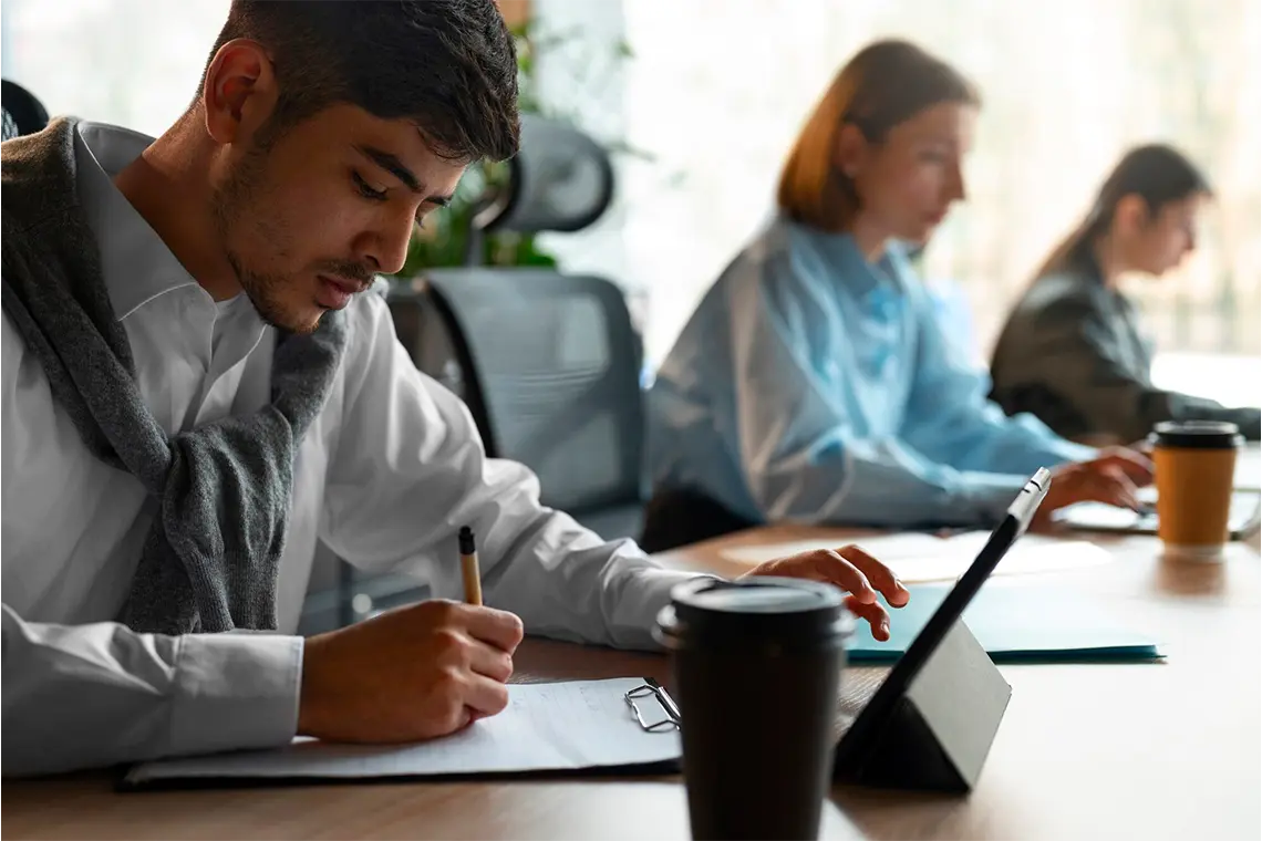 Representación visual de un camino hacia el éxito, simbolizando el trayecto de negocios con estrategias digitales duraderas.