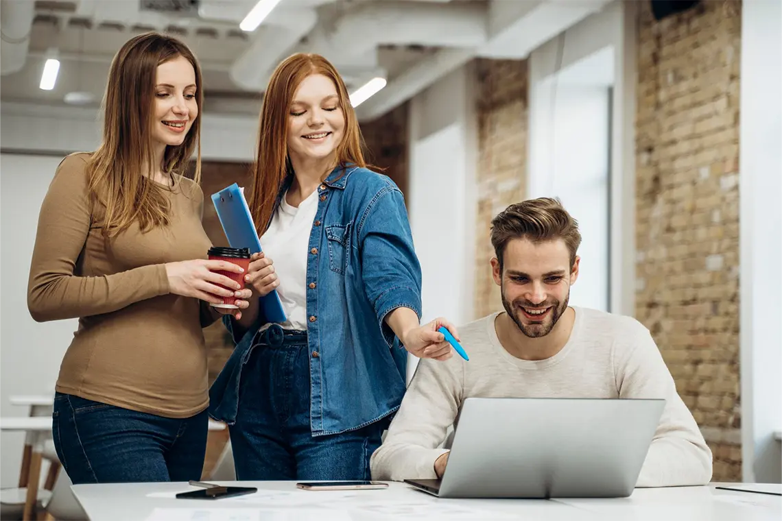 La supervisora, con una sonrisa, explica a la joven la importancia del SEO local para el éxito de un negocio en Arequipa.