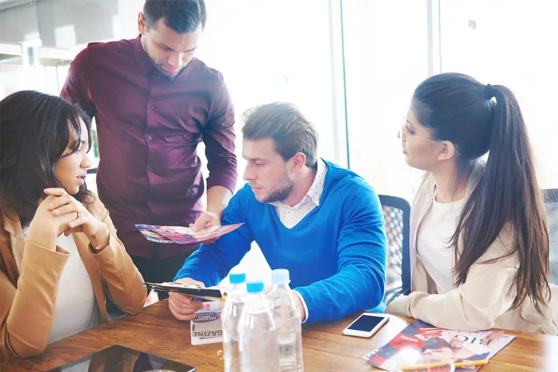 El equipo de marketing, discutiendo y tomando notas sobre las estrategias de optimización. [Impacto de metaetiquetas en SEO]
