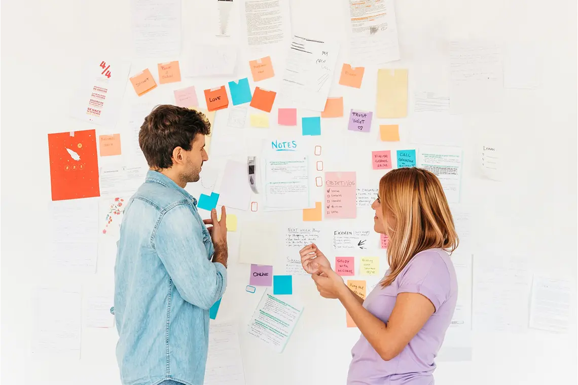 Preguntas Frecuentes Giancarlo Montes de Oca dando una conferencia sobre las estrategias SEO que revolucionan el posicionamiento web.