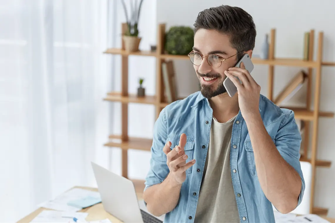 Cómo crear una URL eficiente Joven concentrado en su celular, creando una URL optimizada para su sitio web.