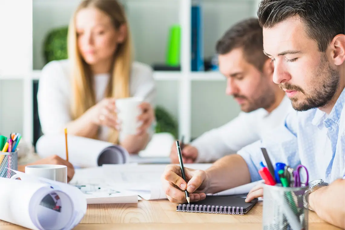 Imagen representativa de expertos de Ampay Digital brindando consultoría en estrategias de marketing digital.