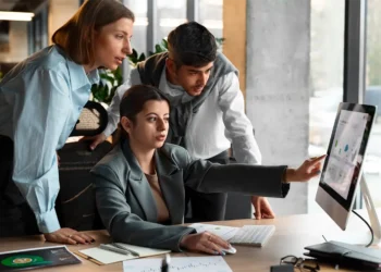 Imagen simbolizando crecimiento sostenible, con plantas y gráficos ascendentes, representando estrategias de marketing digital duraderas.