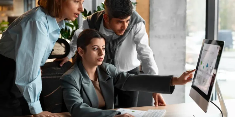 Imagen simbolizando crecimiento sostenible, con plantas y gráficos ascendentes, representando estrategias de marketing digital duraderas.