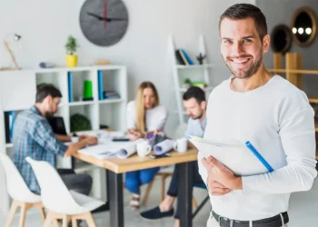 Ilustración de estrategias de desarrollo lideradas por Ampay Digital en el ámbito empresarial de Arequipa.