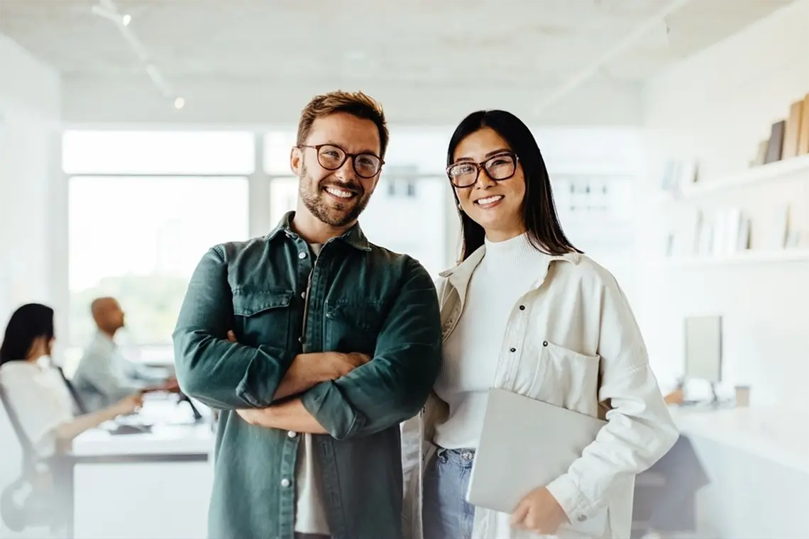 ¿Qué son las estrategias de contenido para plataformas locales? Mujer joven leyendo un artículo en su laptop, rodeada de elementos culturales peruanos. Contenido para Plataformas Locales para empresas locales.