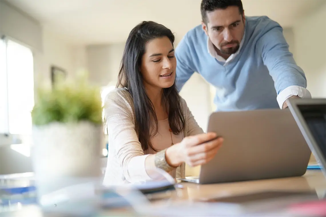 Factores de Velocidad de Carga y SEO Mujer analizando diferentes elementos que afectan la velocidad de carga y SEO de un sitio web peruano.