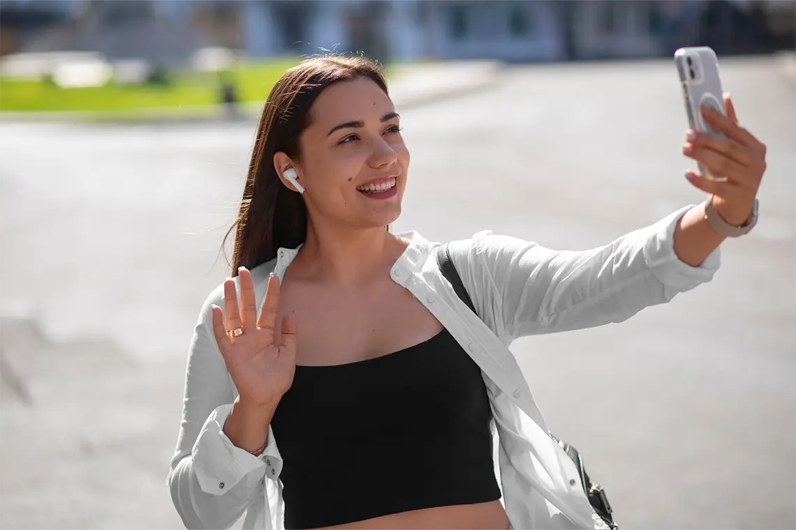 Introducción al SEO Local en el Mercado Peruano La joven influencer, ahora frente a la cámara, presenta una introducción al SEO local, explicando sus beneficios y cómo puede ayudar a las empresas peruanas a alcanzar sus objetivos online.