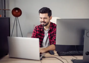 Un programador peruano concentrado en optimizar su sitio web para el éxito. Estrategias de optimización técnica para webs peruanas.