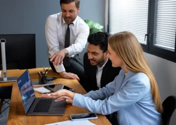 Empresarios aplicando estrategias de SEO y marketing en Arequipa.