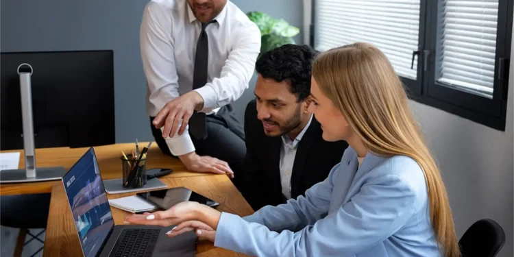 Empresarios aplicando estrategias de SEO y marketing en Arequipa.