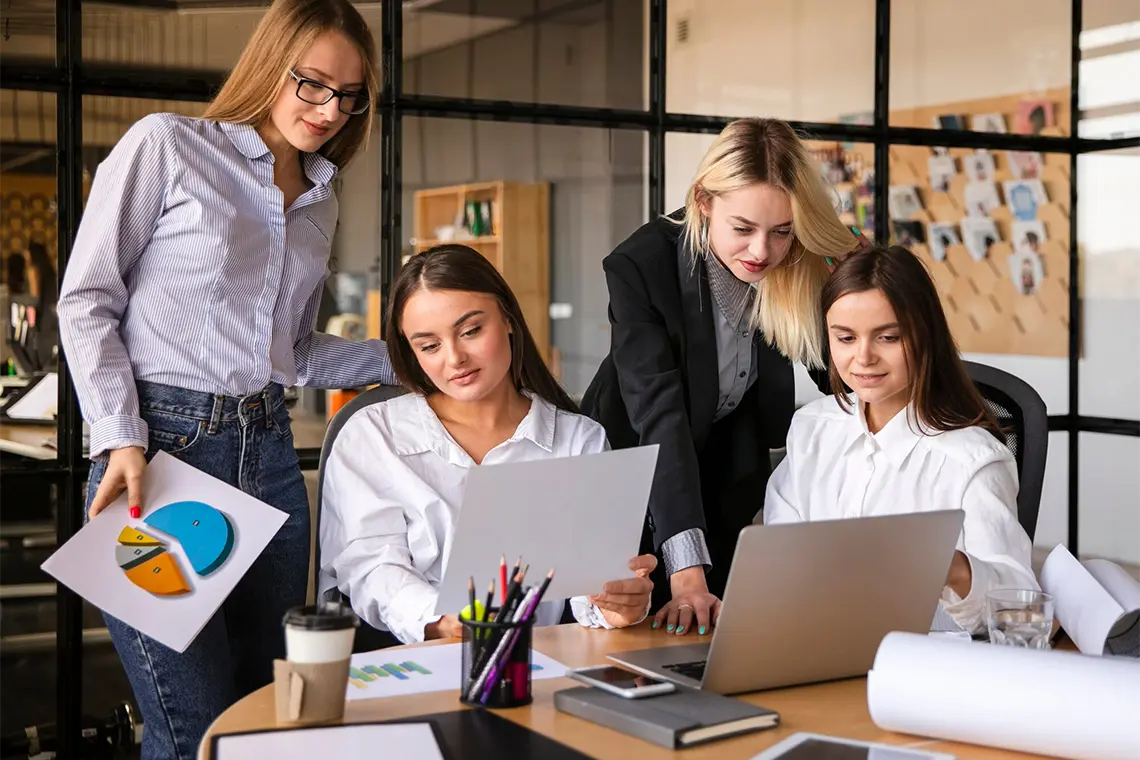 Estrategias SEO para empresas en Arequipa Un grupo de mujeres profesionales trabajando en una sala de reuniones, desarrollando estrategias SEO para aumentar la visibilidad online de empresas en Arequipa.