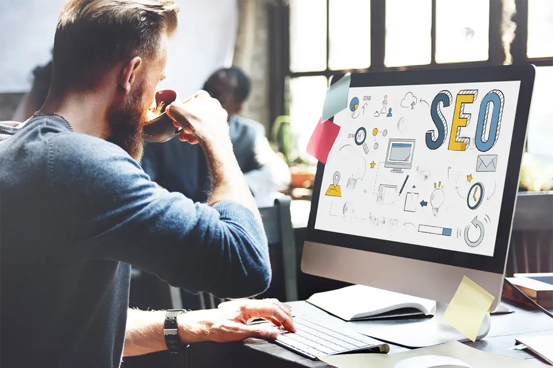 Implementación de herramientas de análisis y generación de informes Un técnico instalando una herramienta de analítica web en un sitio web y generando informes con los datos recopilados.