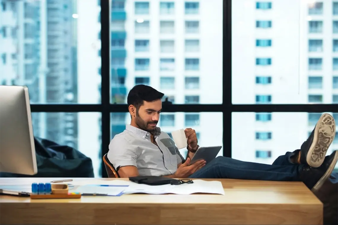 El joven profesional, disfrutando de un café mientras reflexiona sobre el progreso de las estrategias de marketing.