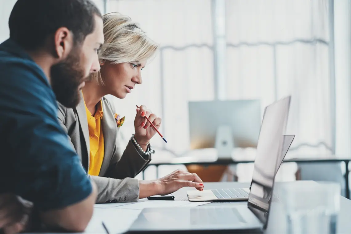 Imagen que represente el éxito y el crecimiento de un sitio web gracias al diseño responsive y el SEO.