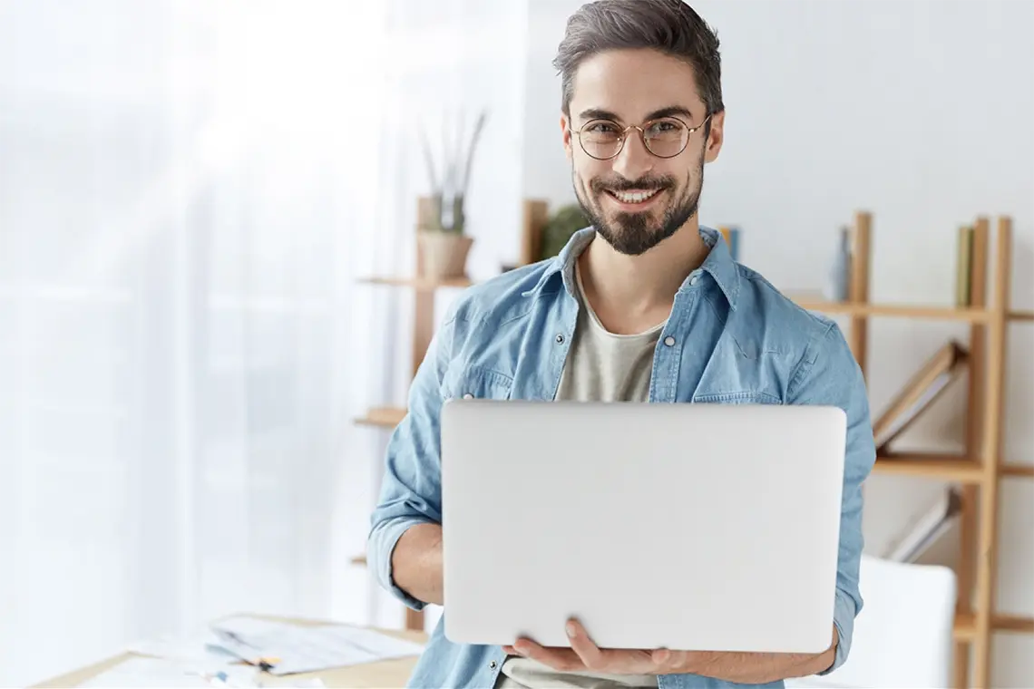 Conclusión Imagen que represente el éxito y el crecimiento de un sitio web gracias a una estructura de URL eficiente.