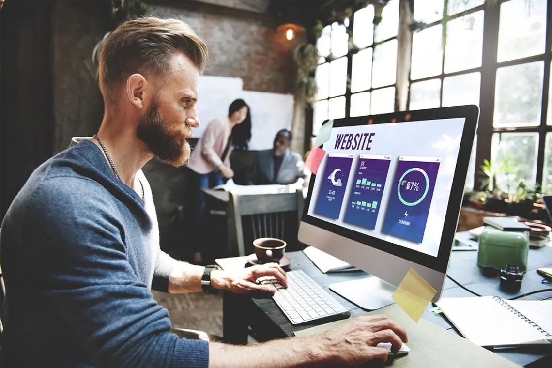 Importancia de la medición del rendimiento web Un gráfico que muestra la evolución del tráfico, las conversiones y otros indicadores clave del rendimiento web de un sitio web.