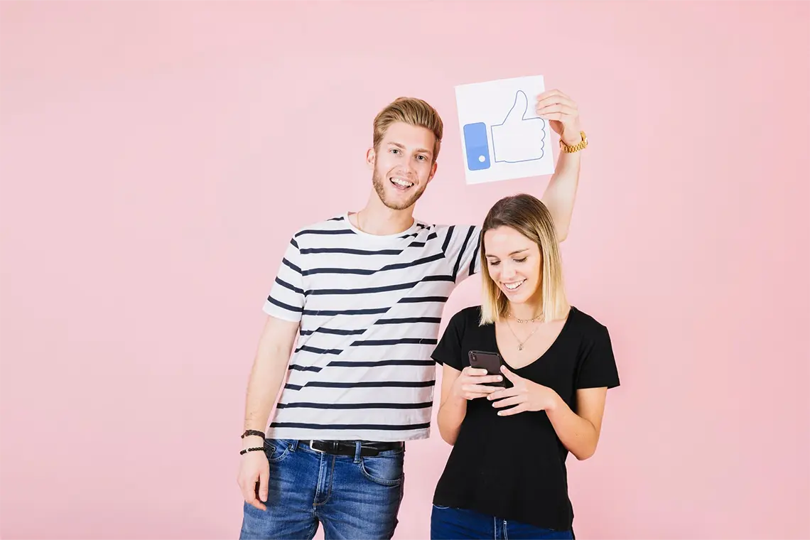 Una joven sonriente con un cartel de “like”, ilustrando cómo el CTR local con emojis SEO puede mejorar el posicionamiento web de las empresas locales.