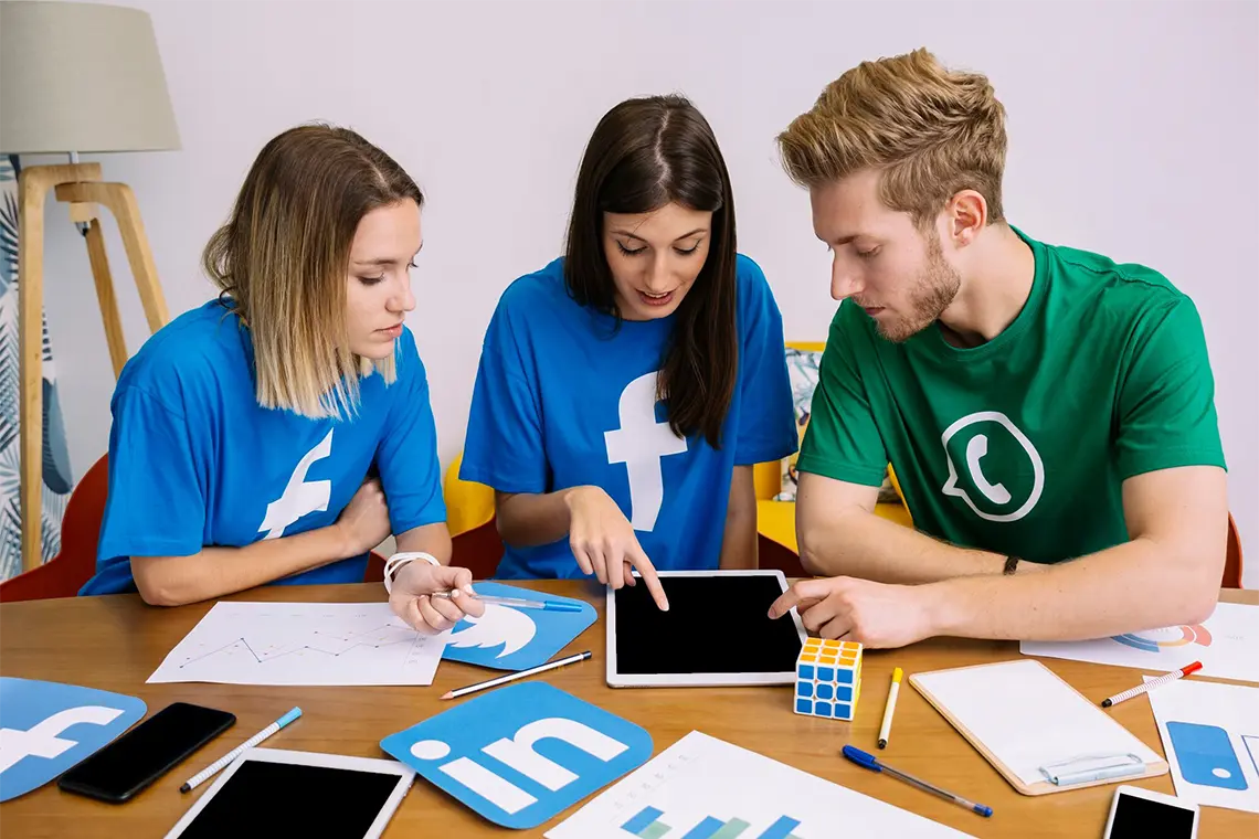 Uso de etiquetas enriquecidas y fragmentos destacados para incrementar el CTR Tres profesionales del marketing digital implementan etiquetas enriquecidas y fragmentos destacados para aumentar el CTR en las SERPs.