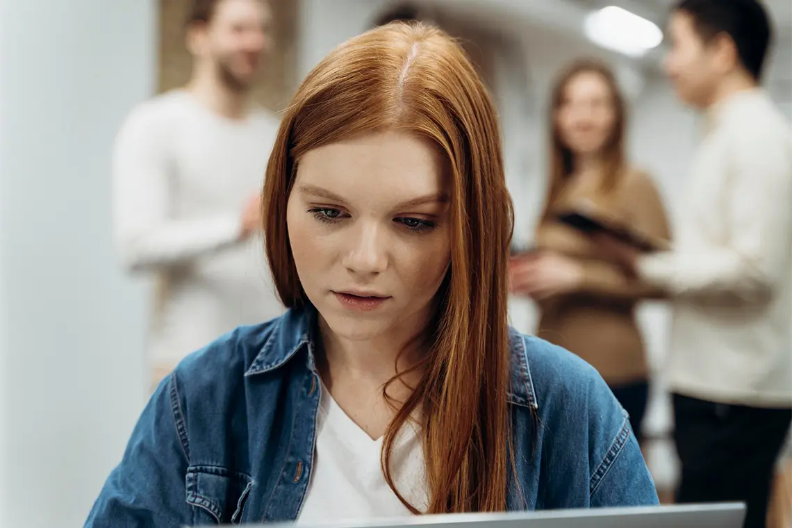 La joven, concentrada en su trabajo, analiza en su laptop las estrategias de SEO local que utilizan sus competidores en Arequipa, buscando oportunidades para mejorar la estrategia de la agencia.