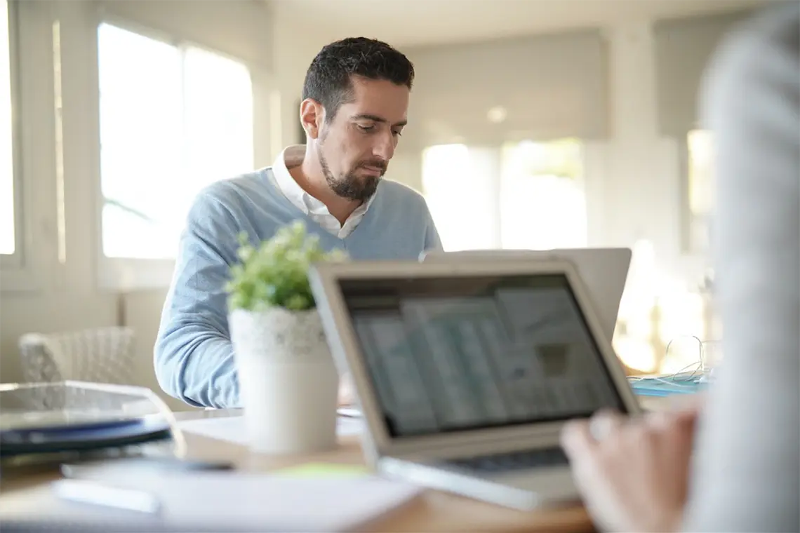 Optimización de Velocidad de Carga y Experiencia del Usuario Hombre disfrutando de una experiencia fluida en un sitio web peruano con una velocidad de carga óptima. Velocidad de carga y SEO en Arequipa