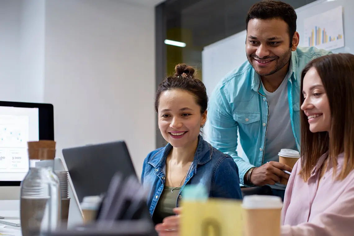 Potencia tu Presencia con WordPress Creando Experiencias Online y Ampay Digital Usuarios interactuando con una interfaz web interactiva, destacando las estrategias de Ampay Digital para experiencias online envolventes.