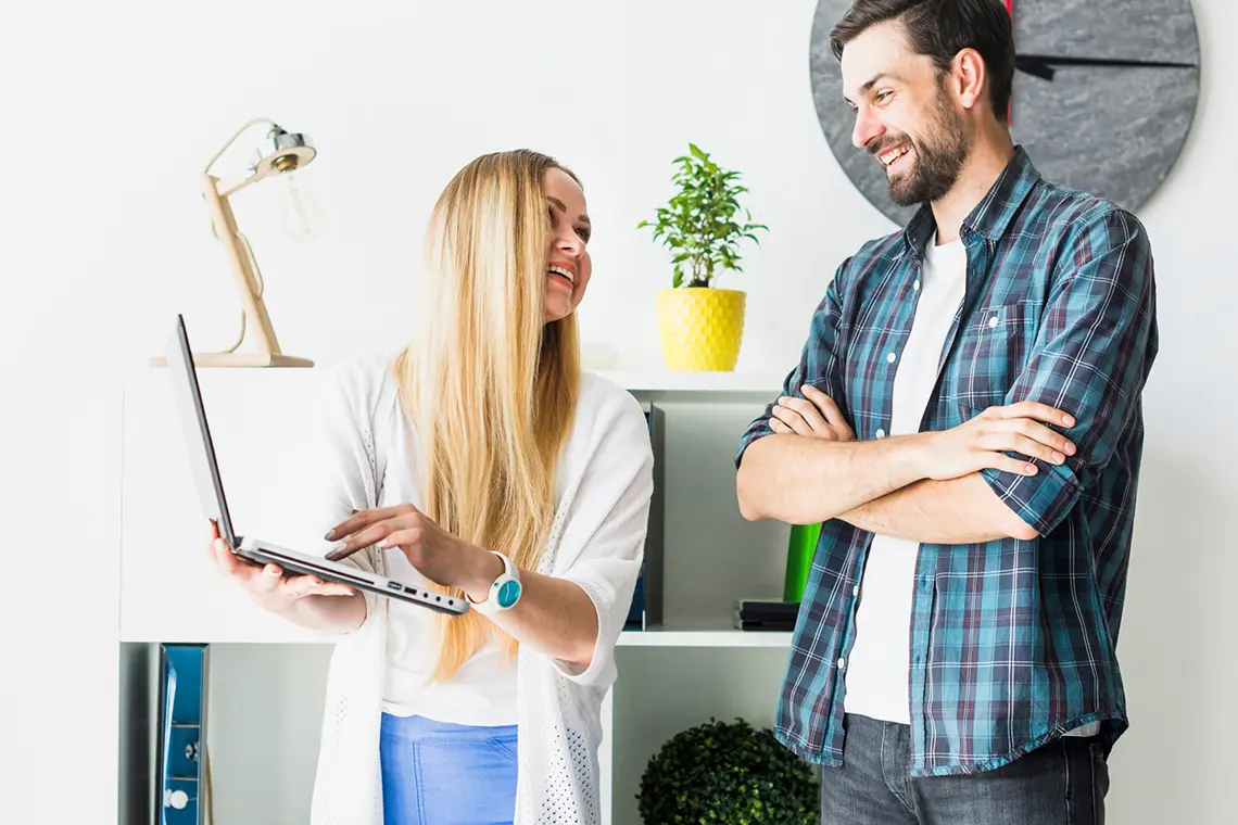 Profesionales de Ampay Digital gestionando estratégicamente las redes sociales para la conexión empresarial.