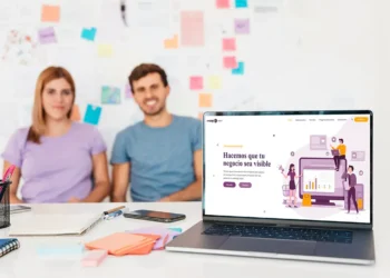 Giancarlo Montes de Oca explicando sus estrategias SEO revolucionarias para destacar en el posicionamiento web.