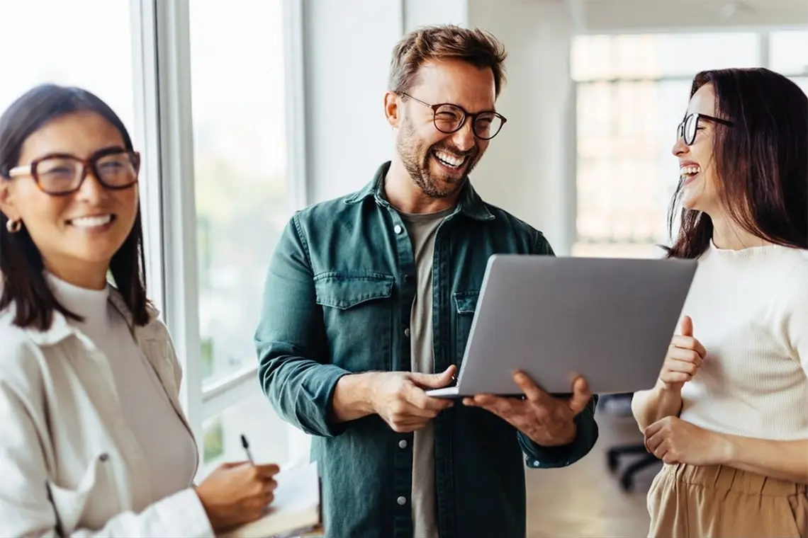 Estrategias de contenido multilingüe para audiencias locales Personas de diferentes culturas interactuando y sonriendo, leyendo contenido en diferentes idiomas. Contenido para Plataformas Locales en Perú.