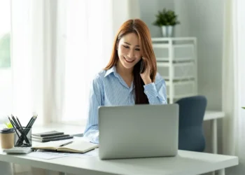 Persona utilizando su smartphone para interactuar con una empresa local en redes sociales. [Promoción local en redes sociales]