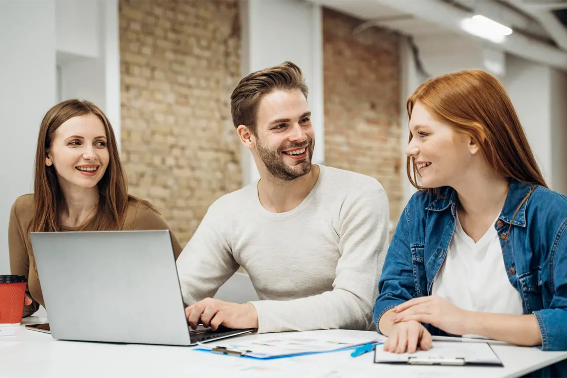 La supervisora, con una mirada de confianza, le explica a la joven los diferentes servicios de SEO que ofrece la agencia para ayudarla a mejorar el posicionamiento web en Arequipa de los clientes.