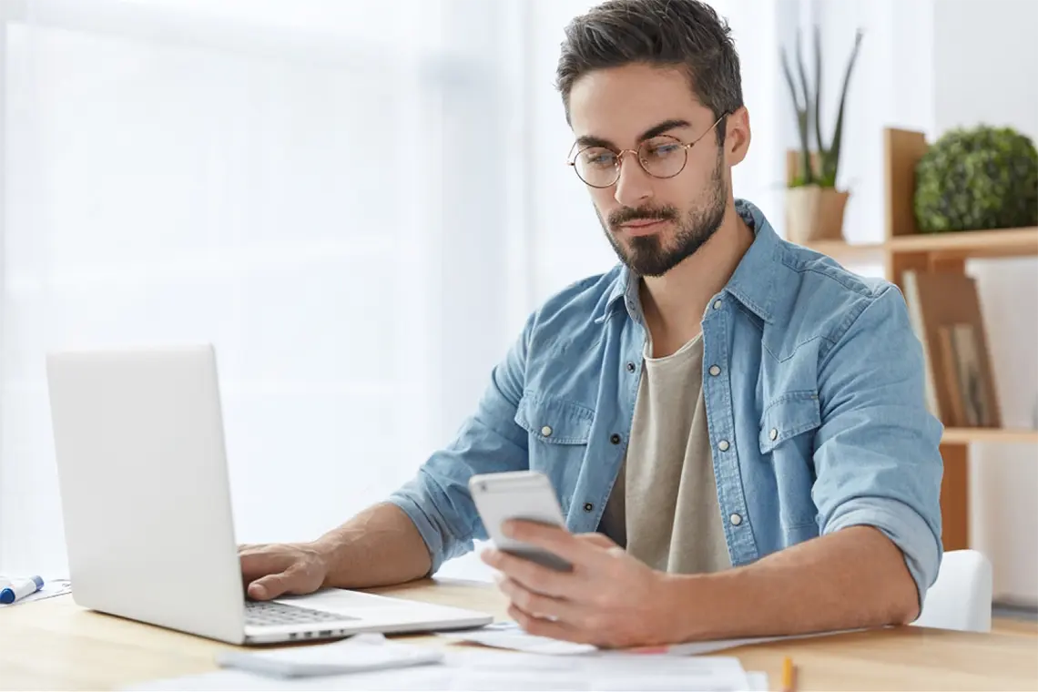 Importancia de URL descriptivas Joven leyendo una URL descriptiva que le informa sobre el contenido de una página web.