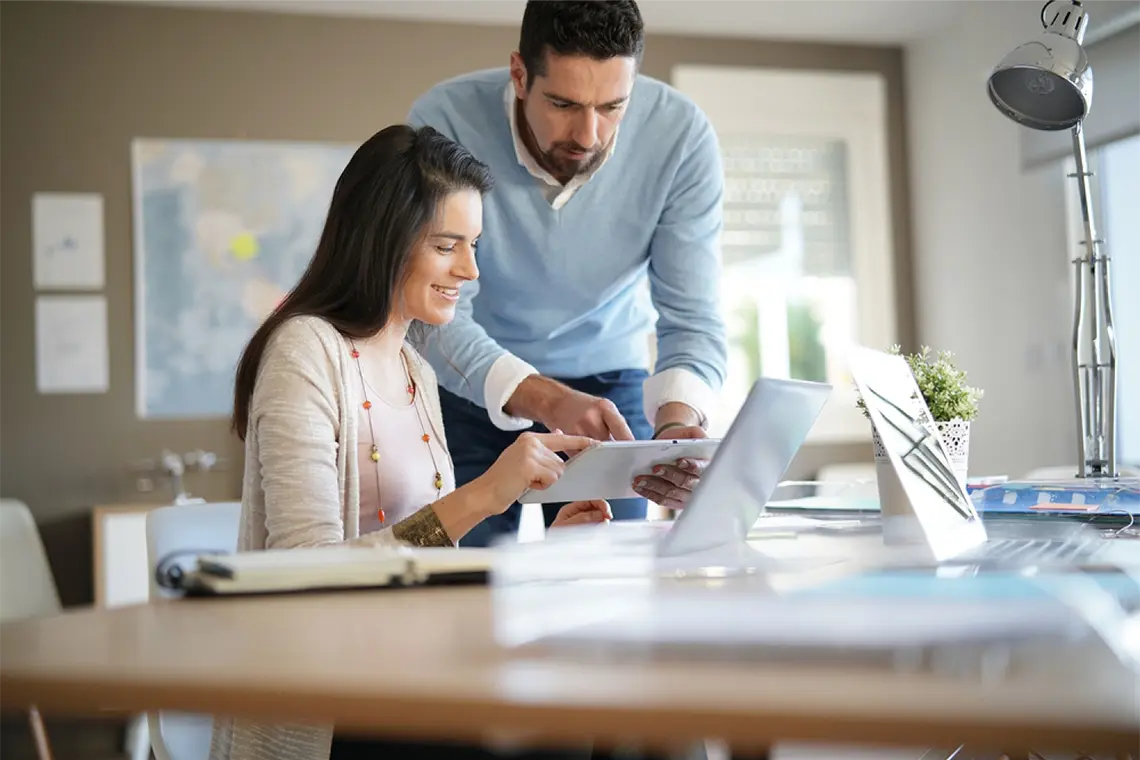 Optimización On-Page para Velocidad de Carga Mujer trabajando en la optimización on-page de un sitio web peruano para mejorar la velocidad de carga.