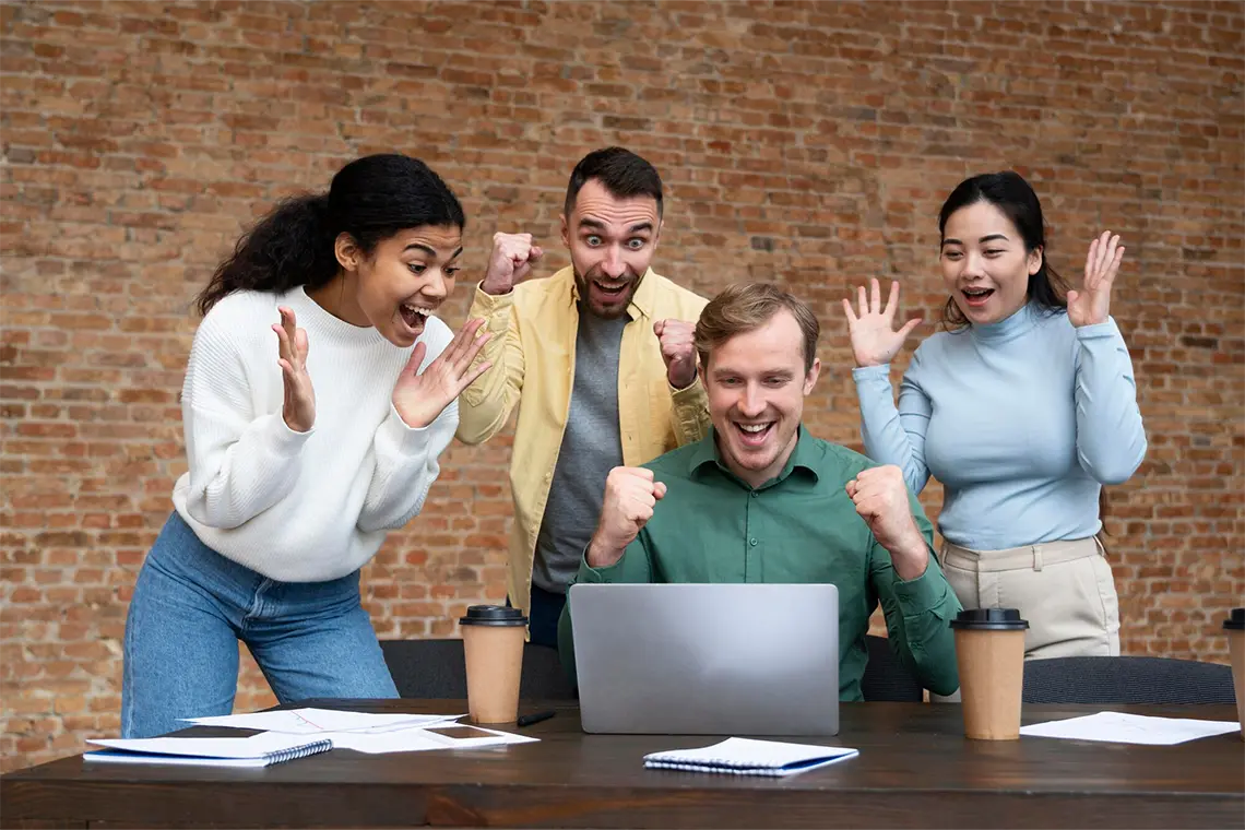 Marketing de Contenidos Visualización de herramientas representando la optimización total para un sitio web consistente.