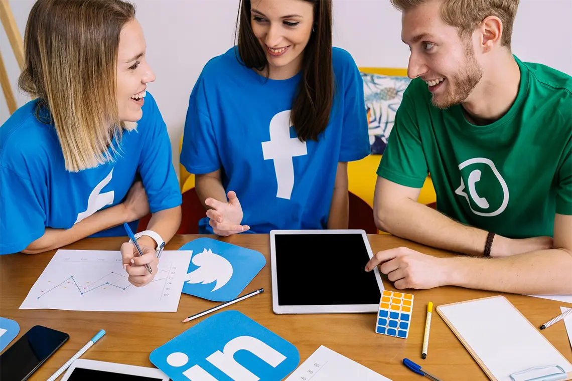 Tres profesionales del marketing digital sonríen y celebran el éxito del uso de iconos en las SERPs para mejorar la visibilidad online y el CTR.