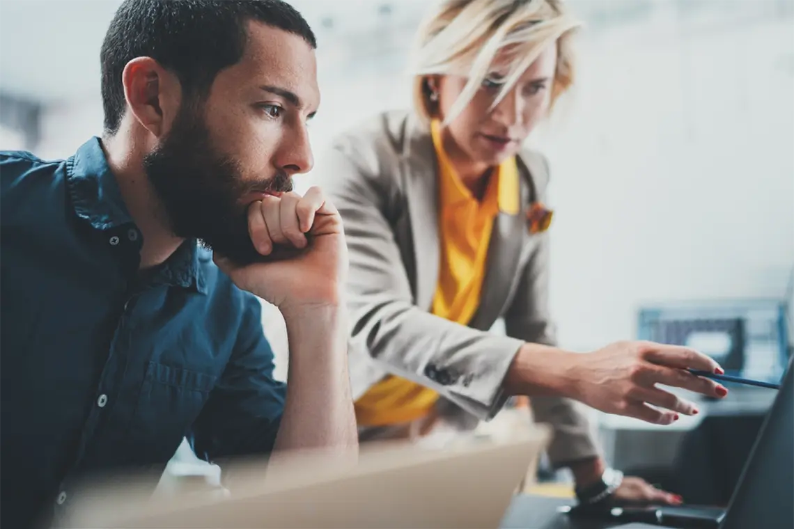 Mujer sonriendo mientras navega cómodamente en un sitio web responsive desde su smartphone.