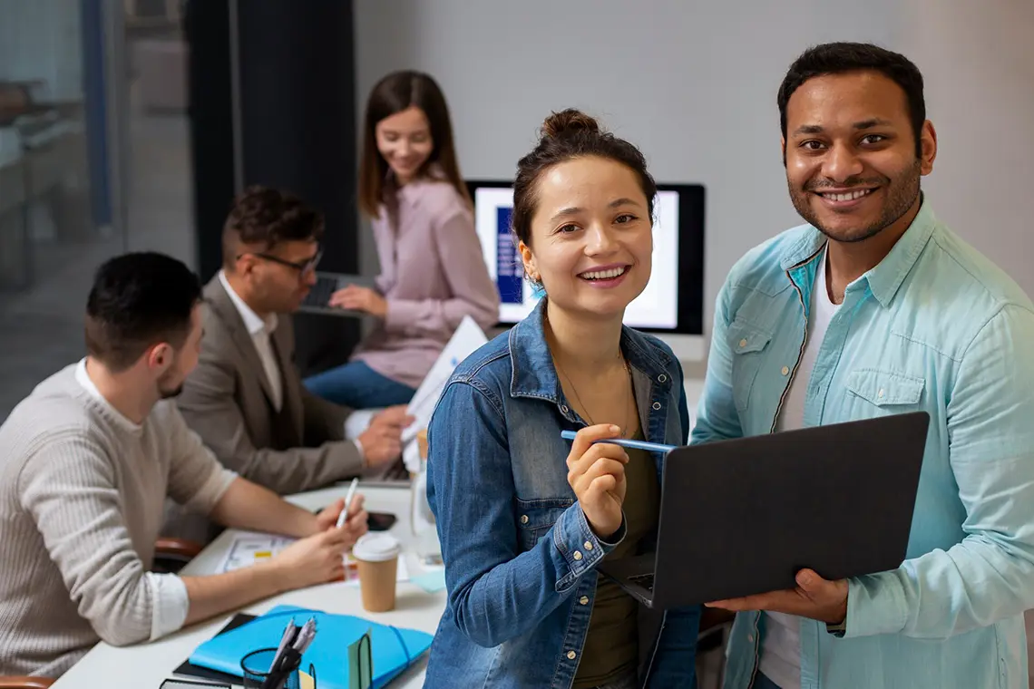 Gestión de Redes Sociales y Marketing Digital con WordPress por Ampay Digital Equipo de Ampay Digital gestionando redes sociales estratégicamente para mejorar la presencia online.