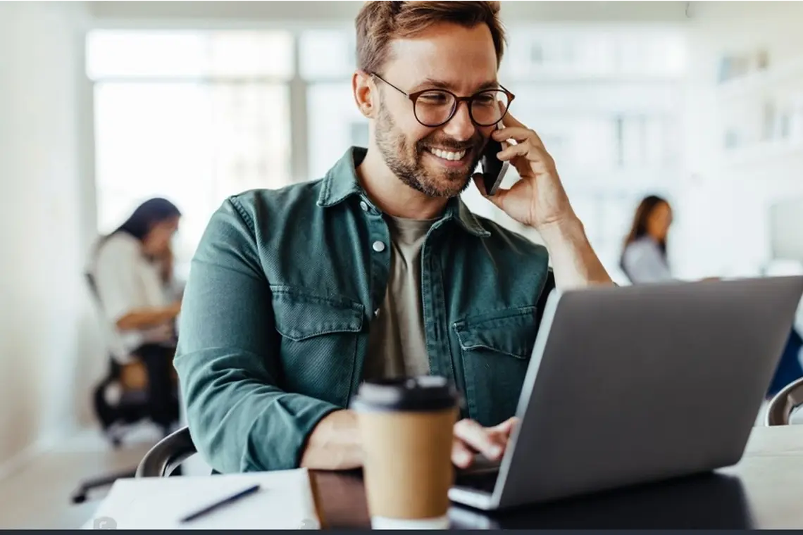 Preguntas Frecuentes Persona buscando información en internet sobre estrategias de contenido local. Contenido para Plataformas Locales en Perú.
