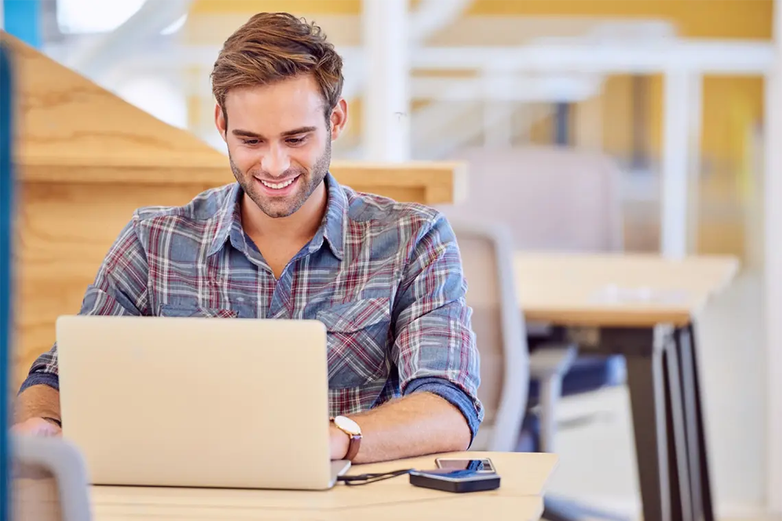 Conclusión El marketer, revisando y tomando conclusiones sobre la estrategia de enlaces internos implementada.