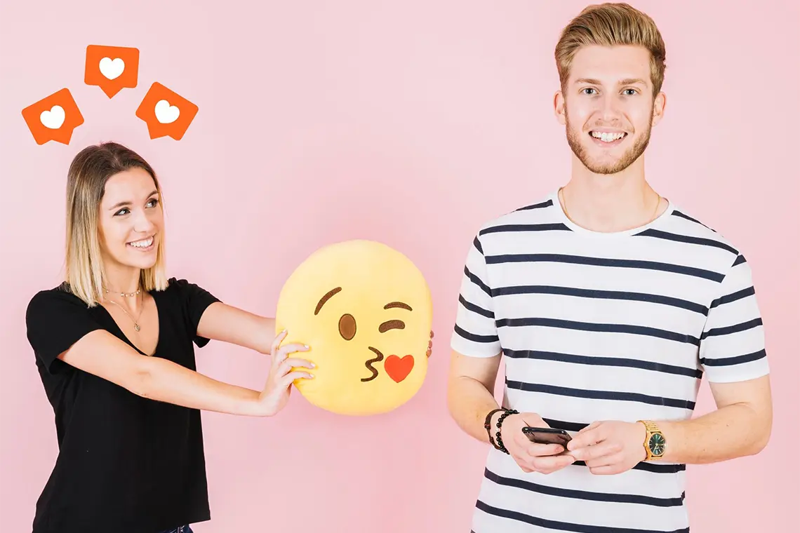 Jóvenes interactuando con un cartel que incluye emojis, destacando la importancia del SEO local y el uso de emojis para aumentar el CTR en Arequipa.