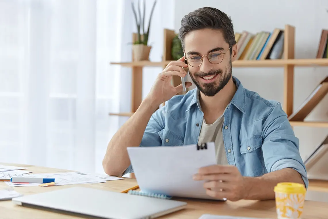 Mejorando la estructura de URL con enlaces internos Gráfico que muestra cómo los enlaces internos fortalecen la estructura de URL de un sitio web.