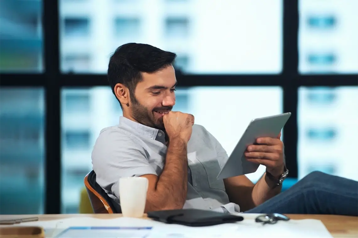 El joven profesional, nuevamente frente a su tablet, revisa los resultados de las estrategias de marketing y las optimiza.