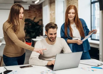 🎯 Optimiza con Palabras Clave para SEO Local en Arequipa 🗺️ ¡Conquista el mercado arequipeño! 🏆 Una supervisora, una joven y un joven, trabajan en equipo para optimizar su sitio web con palabras clave para SEO local en Arequipa.